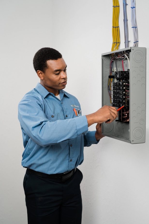 Circuit Breaker Repair in HEB, TX